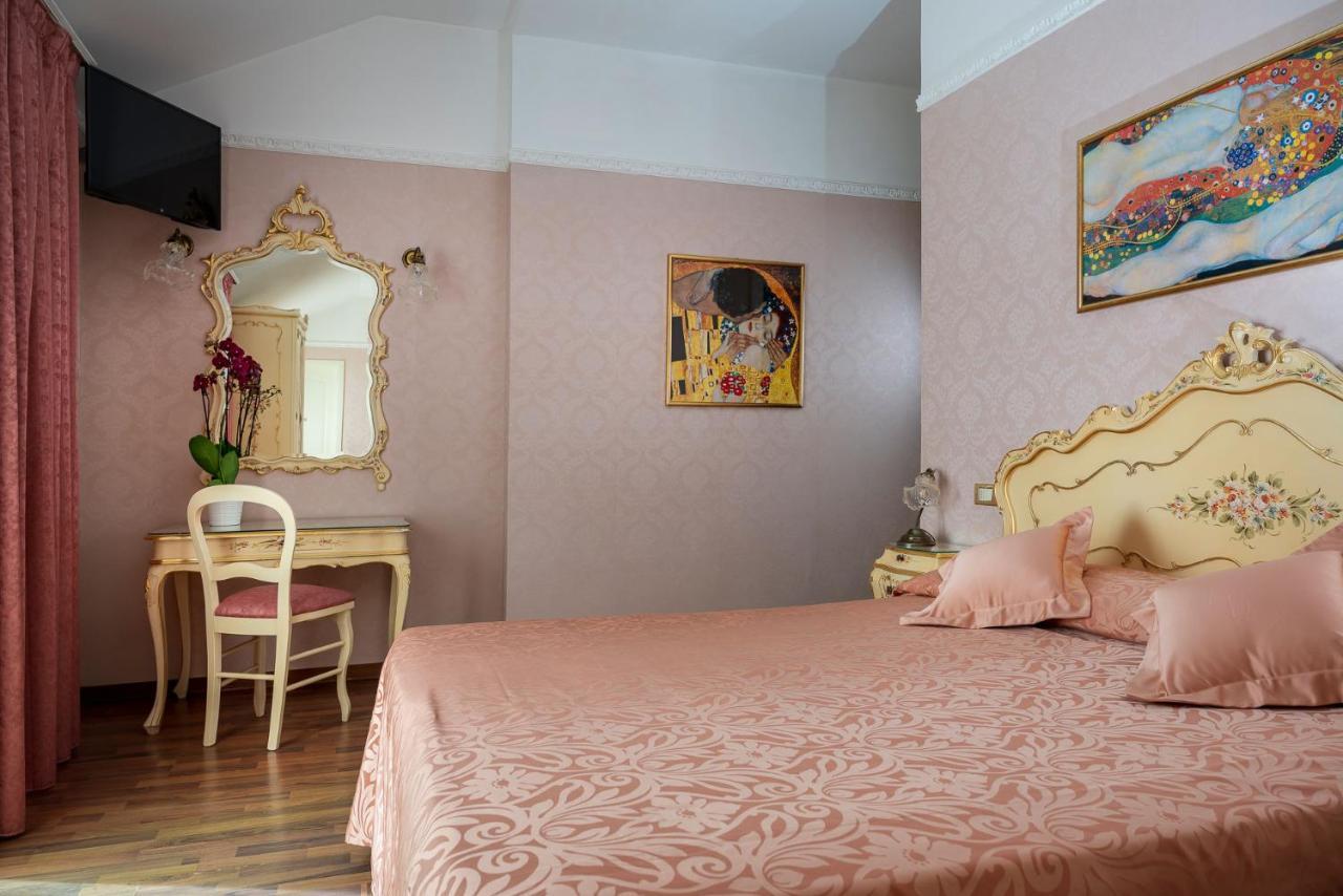 Hotel President Rimini Esterno foto