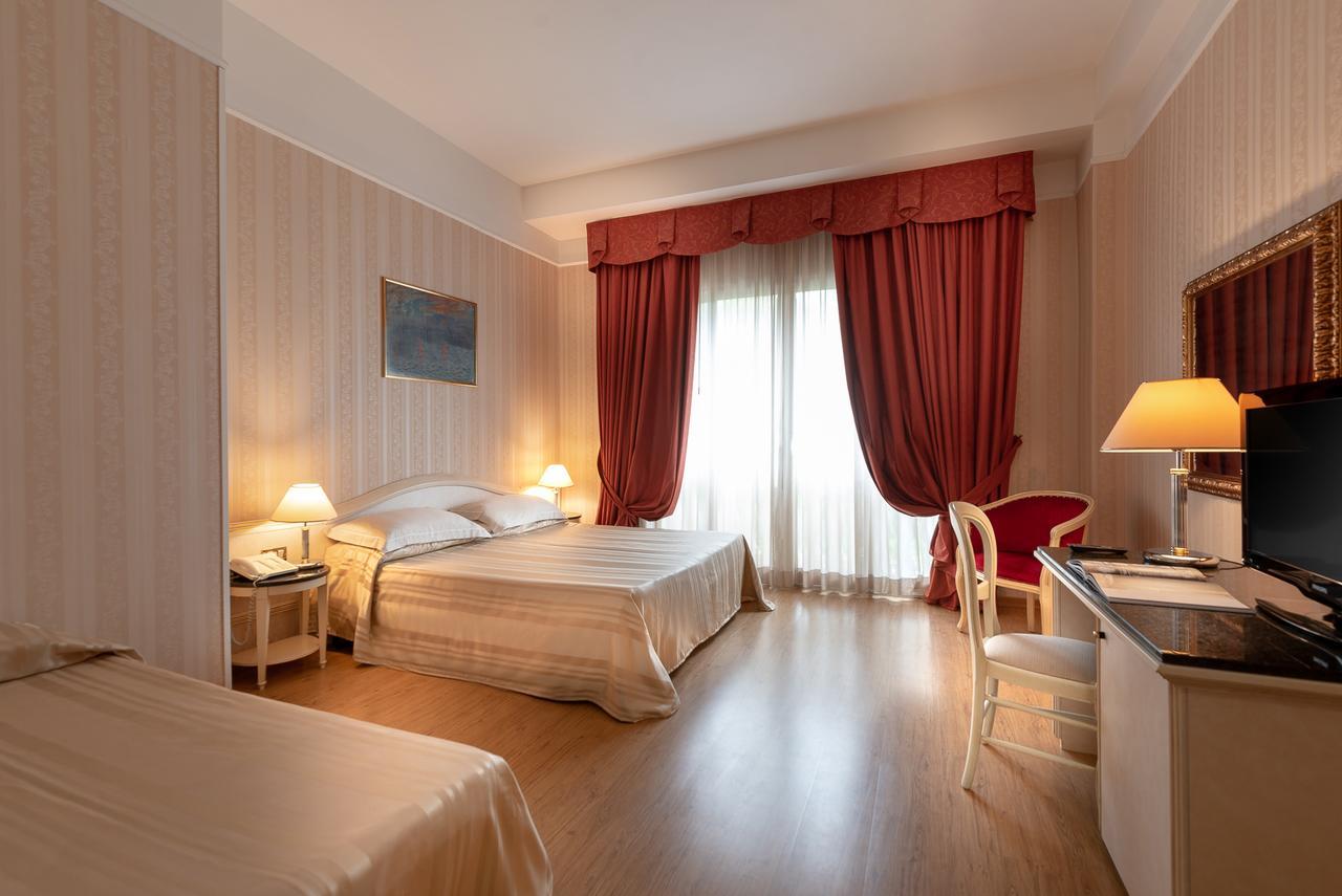 Hotel President Rimini Esterno foto