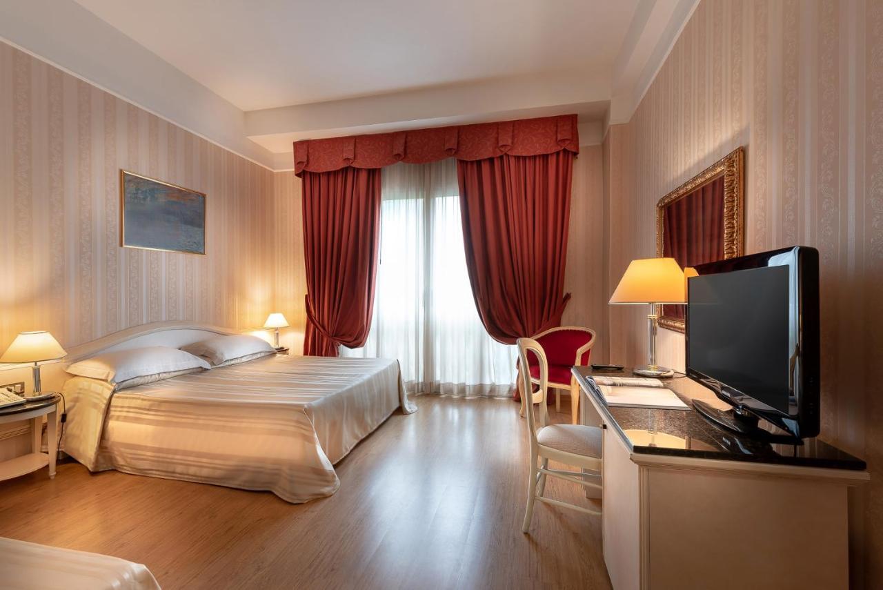 Hotel President Rimini Esterno foto
